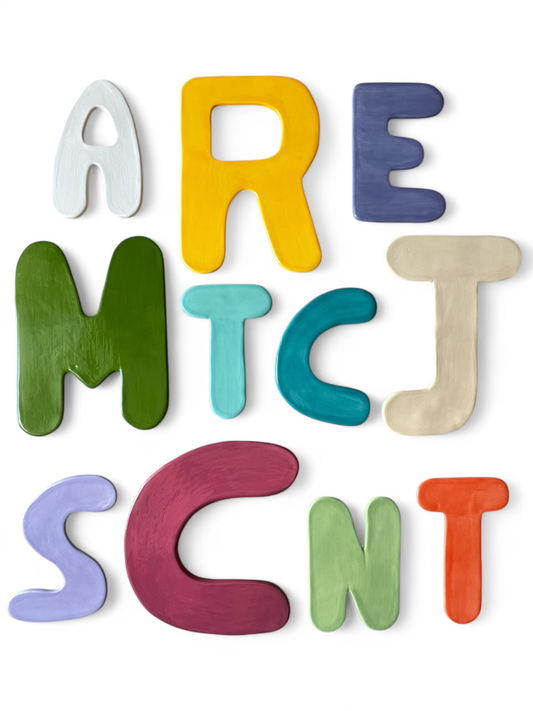 Grande lettre en céramique - Décoration murale artisanale - décoration chambre enfant - cadeau de naissance